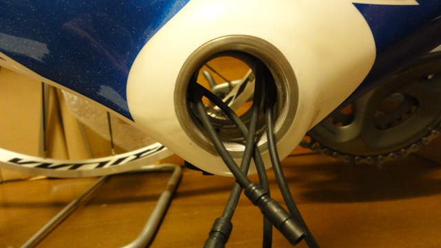 Di2 電装ケーブル取付: Via Nirone Bianchi & Cambiago COLNAGO Di2 電装ケーブル取付: Via Nirone Bianchi & Cambiago COLNAGO
