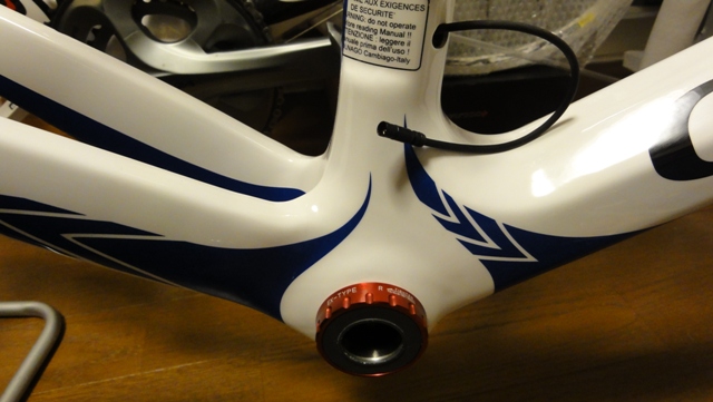 Di2 電装ケーブル取付: Via Nirone Bianchi & Cambiago COLNAGO Di2 電装ケーブル取付: Via Nirone Bianchi & Cambiago COLNAGO